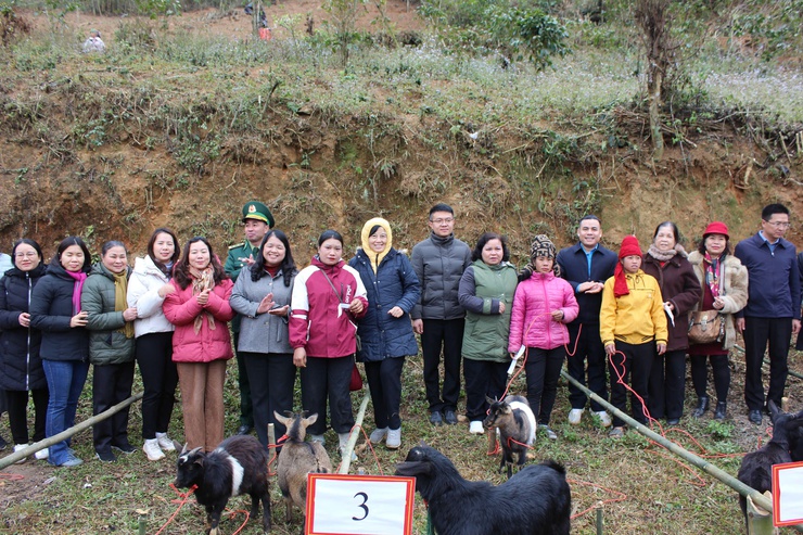 Hội LHPN phường Cầu Giấy thăm, tặng quà các trường hợp có hoàn cảnh khó khăn tại xã Phiêng Pằn- Ảnh 5.