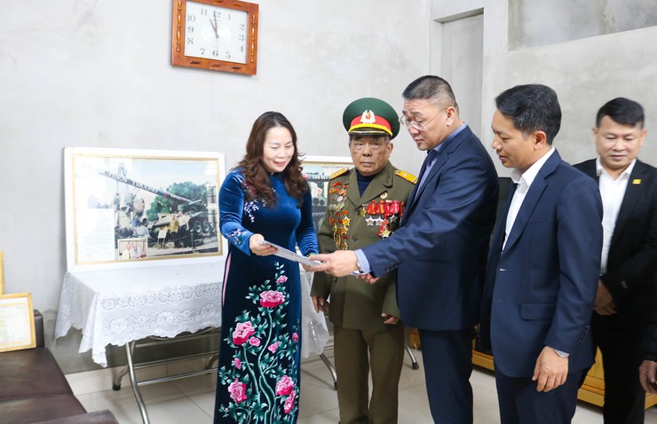 Quốc Oai trao nhà Đại đoàn kết cho gia đình CCB Lương Minh Nghĩa dịp Tết đến, Xuân về- Ảnh 4.