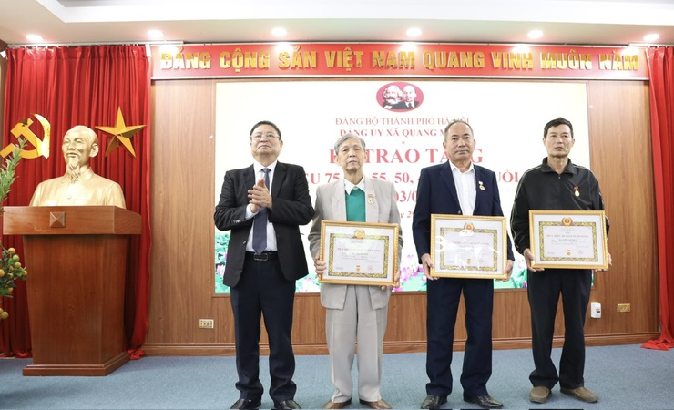 Xã Quang Minh: 22 đảng viên được tặng Huy hiệu Đảng đợt 3/2/2026- Ảnh 3.