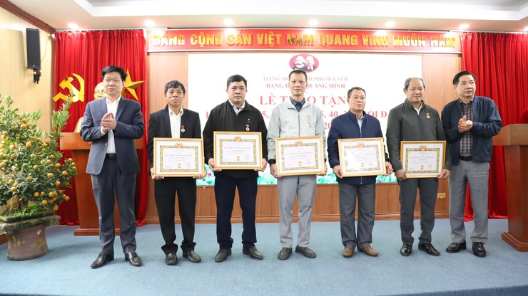 Xã Quang Minh: 22 đảng viên được tặng Huy hiệu Đảng đợt 3/2/2026- Ảnh 4.