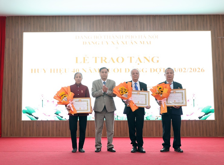 Xuân Mai trao tặng Huy hiệu Đảng đợt 03/2/2026 tới 36 Đảng viên- Ảnh 8.