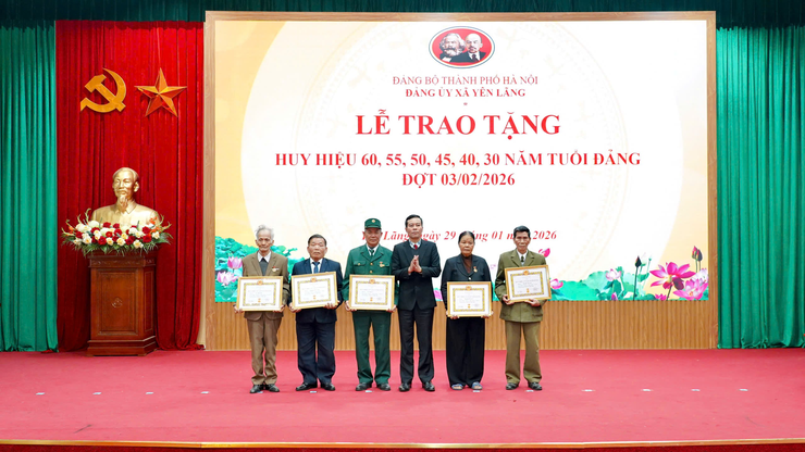 Xã Yên Lãng tổ chức trao Huy hiệu Đảng đợt 3/2/2026- Ảnh 6.
