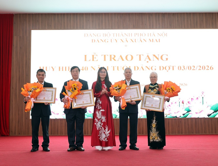 Xuân Mai trao tặng Huy hiệu Đảng đợt 03/2/2026 tới 36 Đảng viên- Ảnh 9.