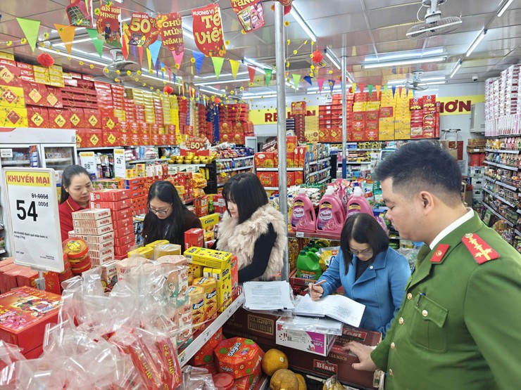 Tăng cường kiểm tra, đấu tranh chống buôn lậu, gian lận thương mại và hàng giả dịp Tết Nguyên đán 2026- Ảnh 1.