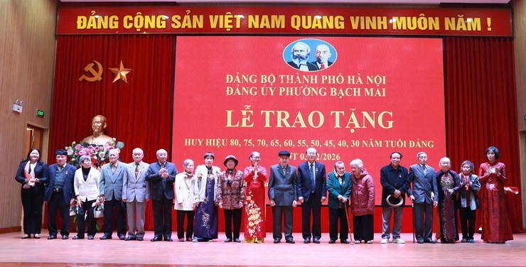 PHƯỜNG BẠCH MAI TỔ CHỨC LỄ TRAO HUY HIỆU ĐẢNG ĐỢT 03/02/2026- Ảnh 3.