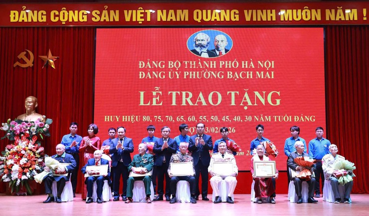 PHƯỜNG BẠCH MAI TỔ CHỨC LỄ TRAO HUY HIỆU ĐẢNG ĐỢT 03/02/2026- Ảnh 2.