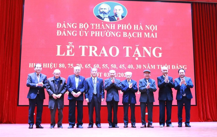 PHƯỜNG BẠCH MAI TỔ CHỨC LỄ TRAO HUY HIỆU ĐẢNG ĐỢT 03/02/2026- Ảnh 1.