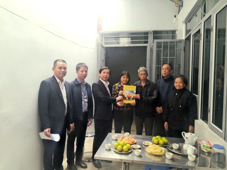 Ủy ban MTTQ Việt Nam phường Bồ Đề thăm hỏi, hỗ trợ đột xuất cho hộ gia đình có hoàn cảnh đặc biệt khó khăn trên địa bàn phường Bồ Đề- Ảnh 2.