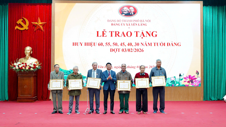 Xã Yên Lãng tổ chức trao Huy hiệu Đảng đợt 3/2/2026- Ảnh 7.