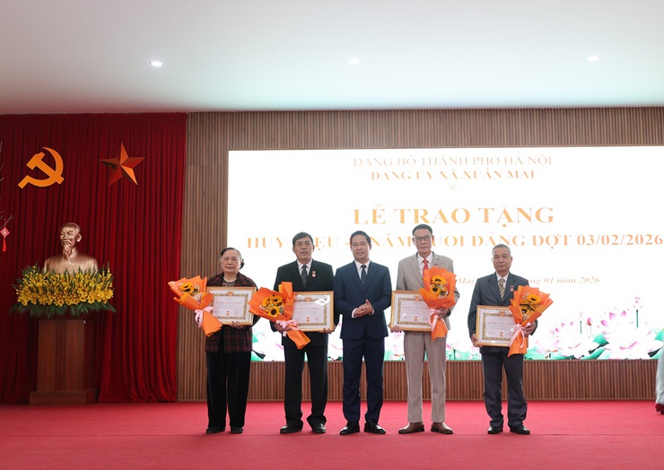 Xuân Mai trao tặng Huy hiệu Đảng đợt 03/2/2026 tới 36 Đảng viên- Ảnh 10.