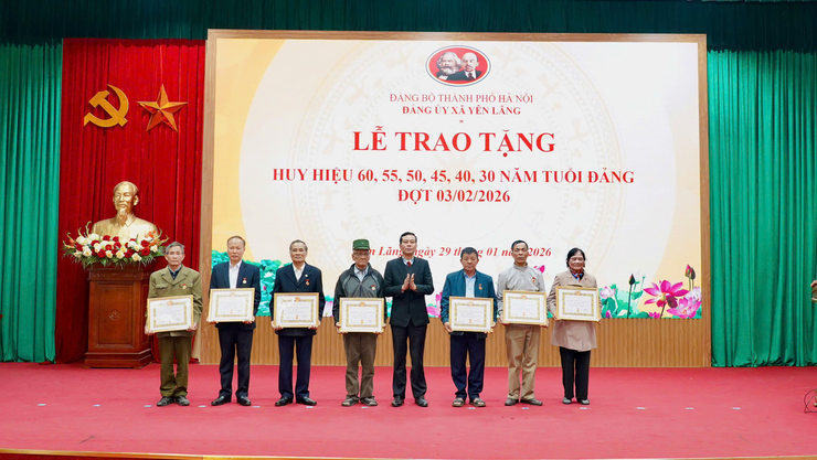 Xã Yên Lãng tổ chức trao Huy hiệu Đảng đợt 3/2/2026- Ảnh 8.