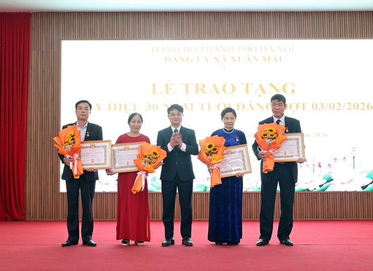 Xuân Mai trao tặng Huy hiệu Đảng đợt 03/2/2026 tới 36 Đảng viên- Ảnh 11.