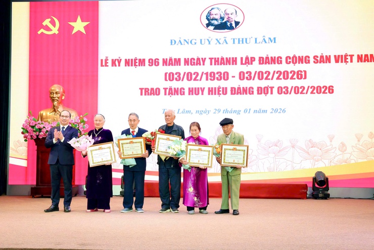 ĐẢNG ỦY XÃ THƯ LÂM TRANG TRỌNG TỔ CHỨC LỄ KỶ NIỆM 96 NĂM NGÀY THÀNH LẬP ĐẢNG (03/02/1930-03/02/2026) VÀ TRAO HUY HIỆU ĐẢNG ĐỢT 03/02/2026- Ảnh 7.