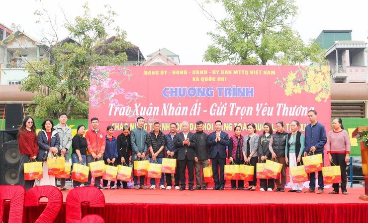 Quốc Oai lan tỏa yêu thương qua chương trình “Trao xuân nhân ái – Gửi trọn yêu thương”- Ảnh 9.