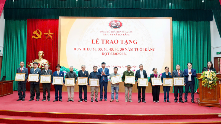 Xã Yên Lãng tổ chức trao Huy hiệu Đảng đợt 3/2/2026- Ảnh 9.