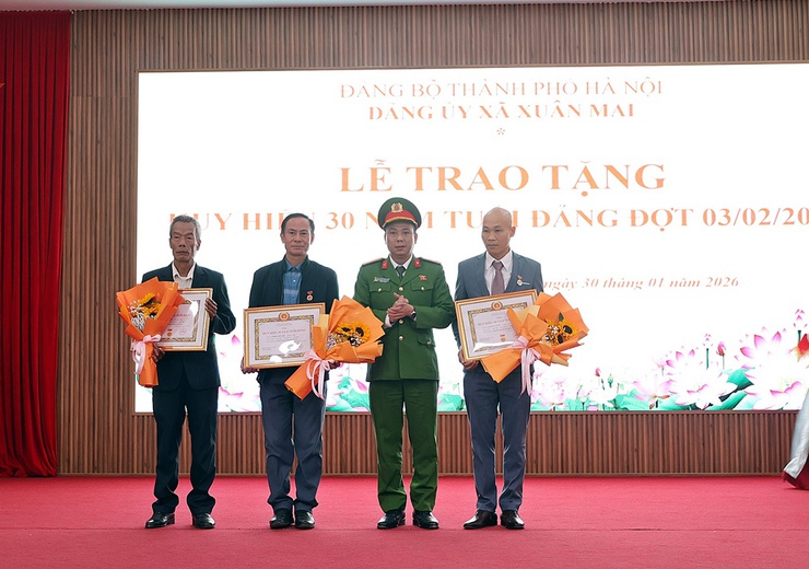 Xuân Mai trao tặng Huy hiệu Đảng đợt 03/2/2026 tới 36 Đảng viên- Ảnh 12.