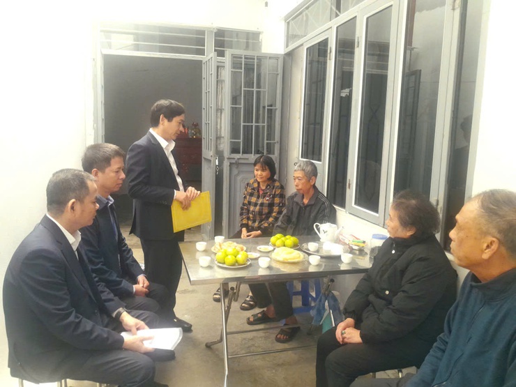 Ủy ban MTTQ Việt Nam phường Bồ Đề thăm hỏi, hỗ trợ đột xuất cho hộ gia đình có hoàn cảnh đặc biệt khó khăn trên địa bàn phường Bồ Đề- Ảnh 1.