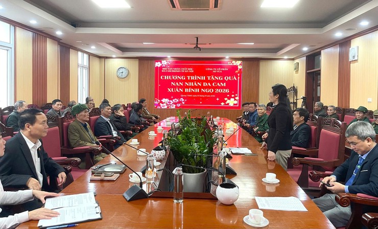 Hội nạn nhân chất độc da cam TP Hà Nội trao quà Tết Xuân Bính Ngọ 2026 cho hội viên xã Quang Minh- Ảnh 1.