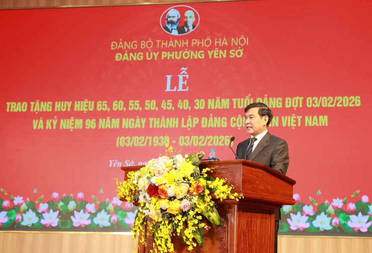 Đảng bộ phường Yên Sở trao Huy hiệu Đảng đợt 3-2- Ảnh 1.