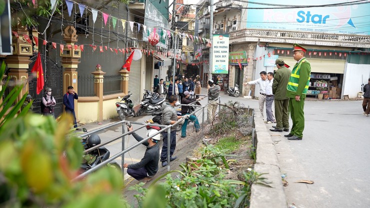 UBND xã Dương Hòa tổ chức ra quân triển khai giài quyết điểm nghẽn về "trật tự đô thị" và đảm bảo trật tự, kỷ cương, văn minh đô thị trên địa bàn xã- Ảnh 1.