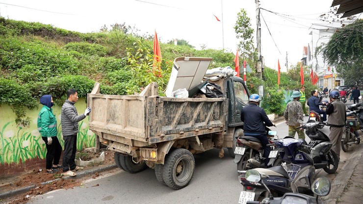 UBND xã Dương Hòa tổ chức ra quân triển khai giài quyết điểm nghẽn về "trật tự đô thị" và đảm bảo trật tự, kỷ cương, văn minh đô thị trên địa bàn xã- Ảnh 2.