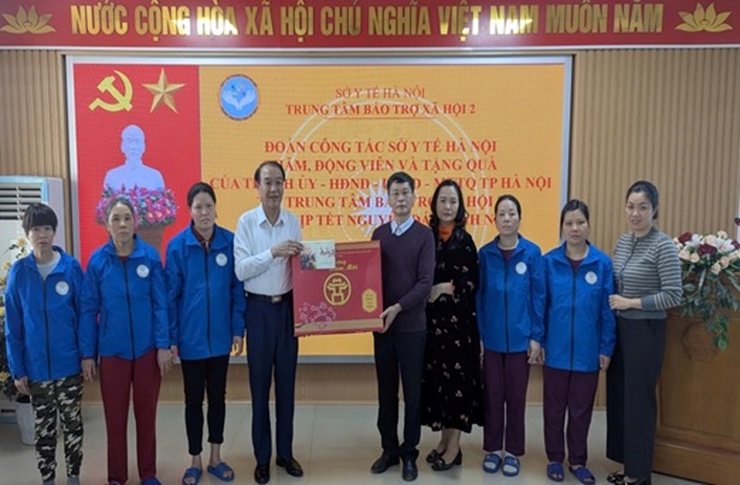 Lãnh đạo Sở Y tế Hà Nội thăm, tặng quà Tết Nguyên đán Bính Ngọ 2026 tại Trung tâm Bảo trợ xã hội 2 Hà Nội- Ảnh 1.