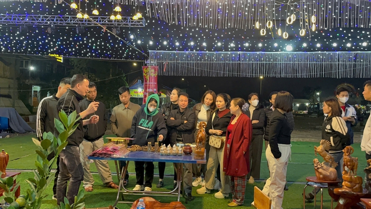 Chợ hoa Xuân xã Phú Nghĩa thu hút đông đảo người dân, khách thăm qua, mua sắm Tết- Ảnh 5.