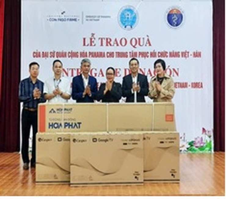 Đại sứ quán Cộng hòa Panama tại Việt Nam, Liên hiệp các tổ chức hữu nghị, lãnh đạo Sở Y tế đến thăm, tặng quà Trung tâm Phục hồi chức năng Việt - Hàn- Ảnh 2.