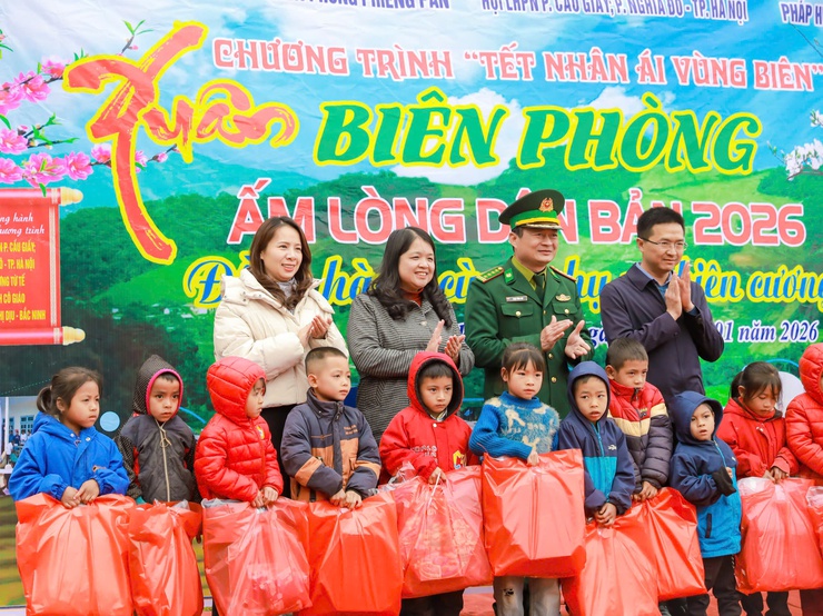 Hội LHPN phường Cầu Giấy thăm, tặng quà các trường hợp có hoàn cảnh khó khăn tại xã Phiêng Pằn- Ảnh 7.