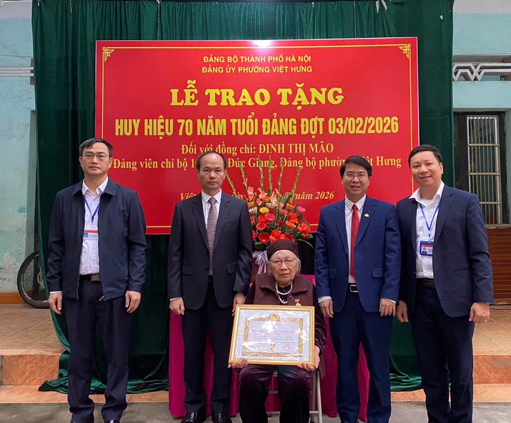 Đảng ủy phường Việt Hưng trao tặng Huy hiệu 75 năm và 70 năm tuổi Đảng tại gia đình các Đảng viên lão thành.- Ảnh 3.