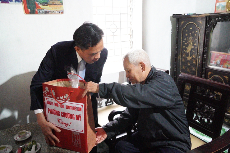 Bí thư Đảng ủy phường Chương Mỹ thăm, tặng quà người cao tuổi tròn 100 tuổi, người có công và thân nhân liệt sĩ nhân dịp Tết Nguyên đán Bính Ngọ 2026- Ảnh 3.