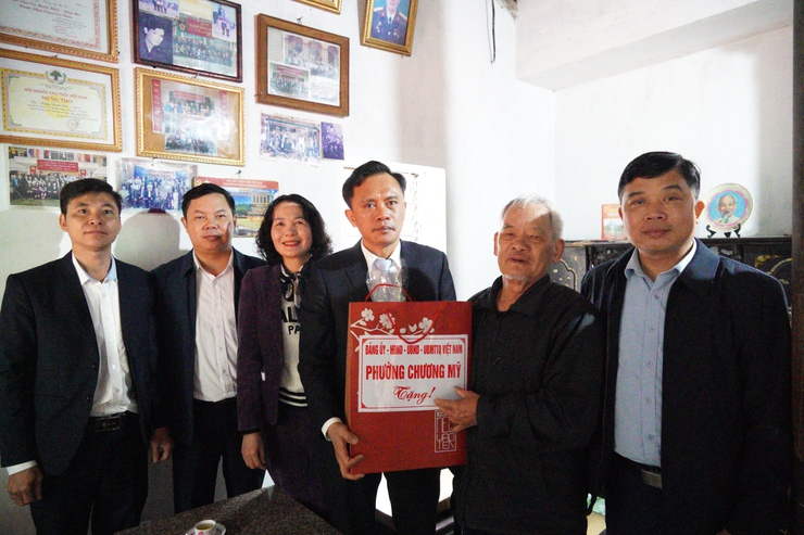 Bí thư Đảng ủy phường Chương Mỹ thăm, tặng quà người cao tuổi tròn 100 tuổi, người có công và thân nhân liệt sĩ nhân dịp Tết Nguyên đán Bính Ngọ 2026- Ảnh 4.
