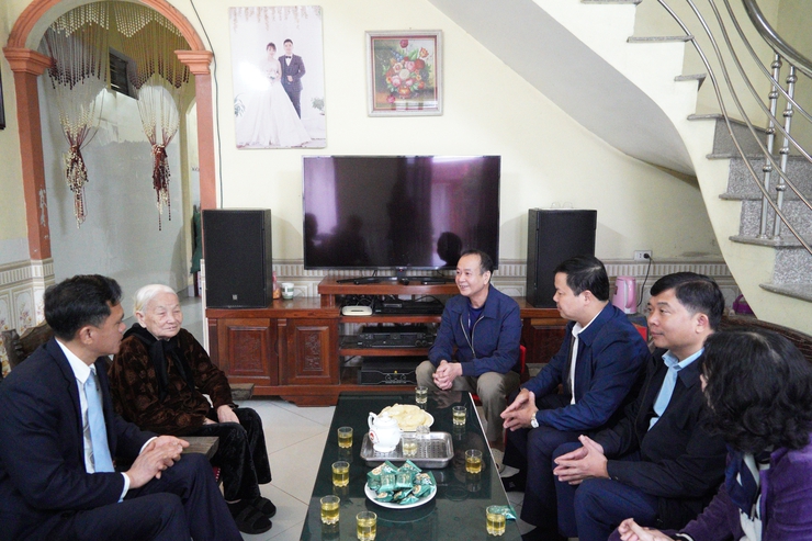 Bí thư Đảng ủy phường Chương Mỹ thăm, tặng quà người cao tuổi tròn 100 tuổi, người có công và thân nhân liệt sĩ nhân dịp Tết Nguyên đán Bính Ngọ 2026- Ảnh 5.