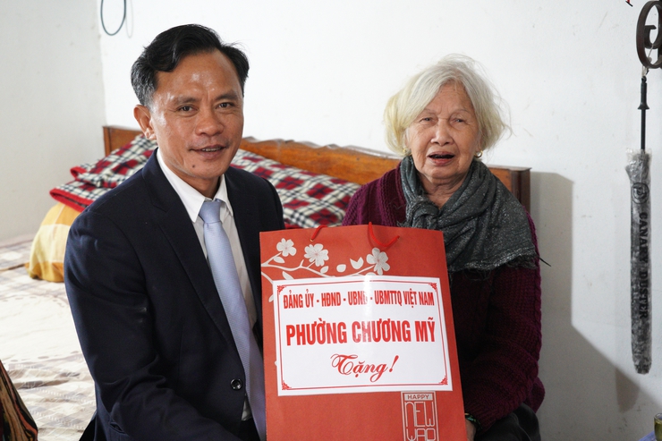 Bí thư Đảng ủy phường Chương Mỹ thăm, tặng quà người cao tuổi tròn 100 tuổi, người có công và thân nhân liệt sĩ nhân dịp Tết Nguyên đán Bính Ngọ 2026- Ảnh 7.