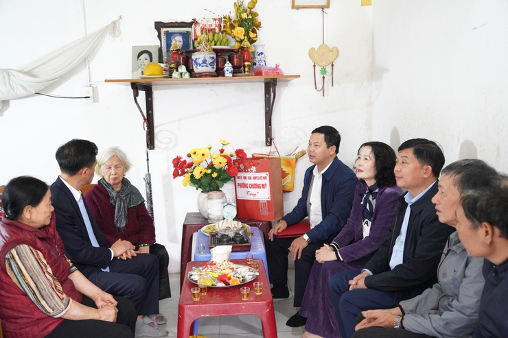 Bí thư Đảng ủy phường Chương Mỹ thăm, tặng quà người cao tuổi tròn 100 tuổi, người có công và thân nhân liệt sĩ nhân dịp Tết Nguyên đán Bính Ngọ 2026- Ảnh 8.