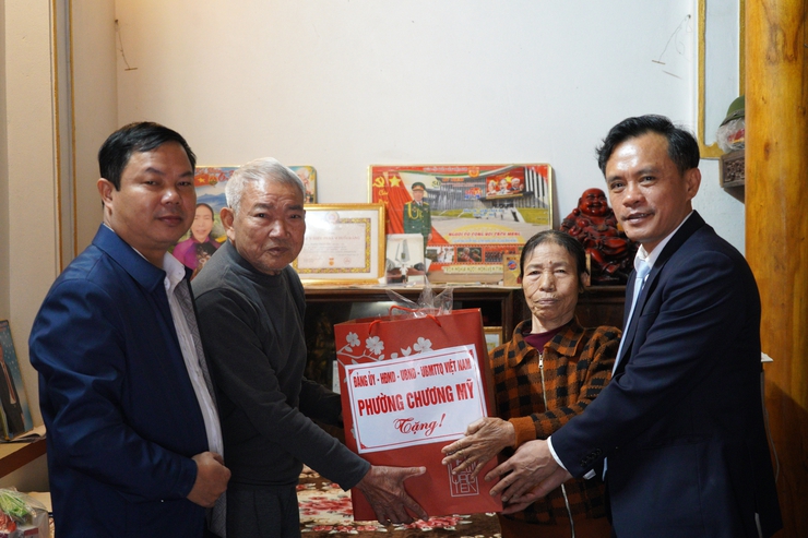 Bí thư Đảng ủy phường Chương Mỹ thăm, tặng quà người cao tuổi tròn 100 tuổi, người có công và thân nhân liệt sĩ nhân dịp Tết Nguyên đán Bính Ngọ 2026- Ảnh 9.