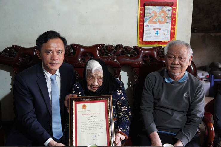 Bí thư Đảng ủy phường Chương Mỹ thăm, tặng quà người cao tuổi tròn 100 tuổi, người có công và thân nhân liệt sĩ nhân dịp Tết Nguyên đán Bính Ngọ 2026- Ảnh 1.