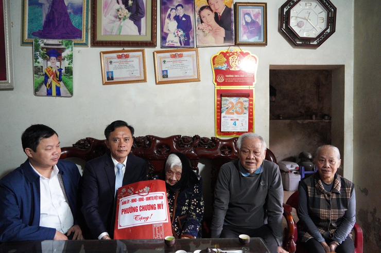 Bí thư Đảng ủy phường Chương Mỹ thăm, tặng quà người cao tuổi tròn 100 tuổi, người có công và thân nhân liệt sĩ nhân dịp Tết Nguyên đán Bính Ngọ 2026- Ảnh 2.