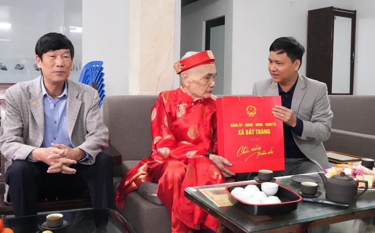 Lãnh đạo xã Bát Tràng thăm, tặng quà các gia đình chính sách, hộ có hoàn cảnh khó khăn dịp Tết Nguyên đán Bính Ngọ 2026- Ảnh 1.