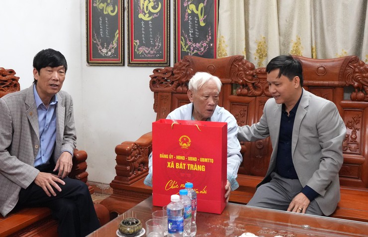 Lãnh đạo xã Bát Tràng thăm, tặng quà các gia đình chính sách, hộ có hoàn cảnh khó khăn dịp Tết Nguyên đán Bính Ngọ 2026- Ảnh 2.