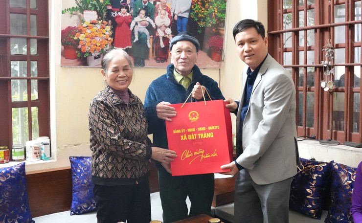 Lãnh đạo xã Bát Tràng thăm, tặng quà các gia đình chính sách, hộ có hoàn cảnh khó khăn dịp Tết Nguyên đán Bính Ngọ 2026- Ảnh 3.