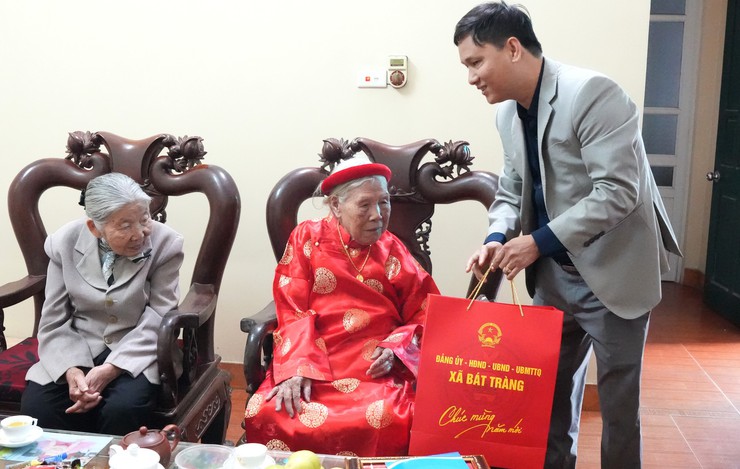 Lãnh đạo xã Bát Tràng thăm, tặng quà các gia đình chính sách, hộ có hoàn cảnh khó khăn dịp Tết Nguyên đán Bính Ngọ 2026- Ảnh 4.