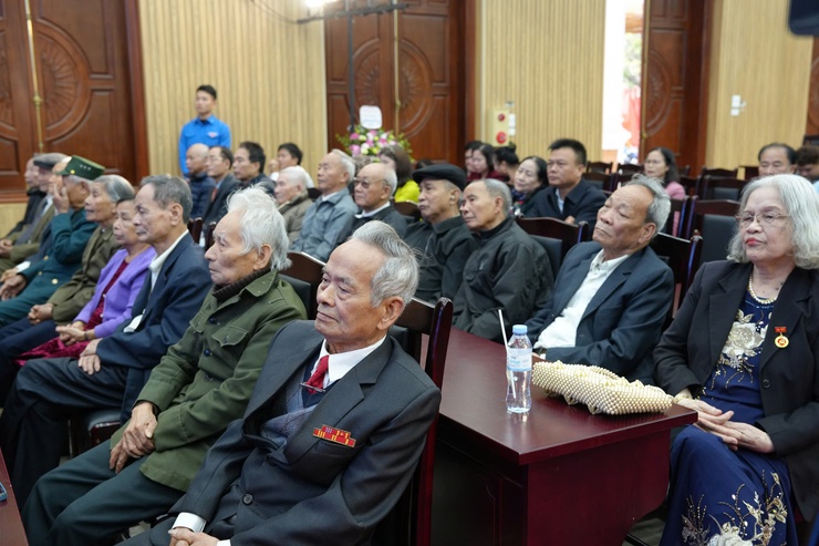 Đảng ủy xã Thanh Oai trao tặng 41 Huy hiệu đảng đợt 3/2/2026- Ảnh 10.