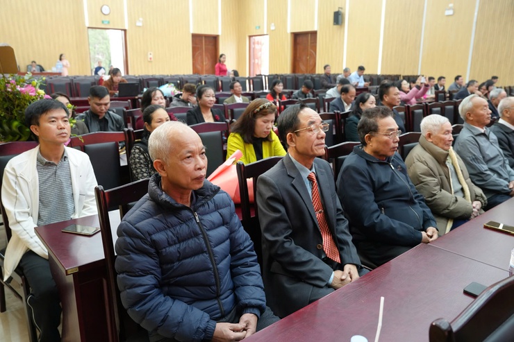 Đảng ủy xã Thanh Oai trao tặng 41 Huy hiệu đảng đợt 3/2/2026- Ảnh 9.