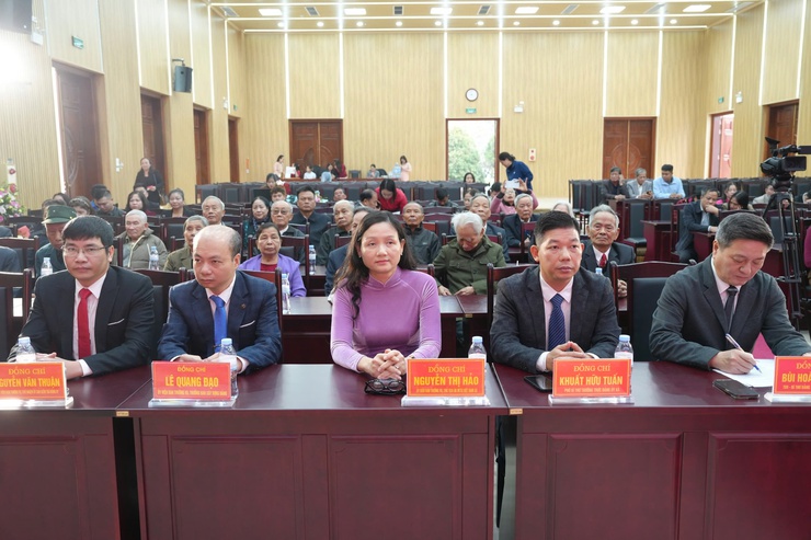 Đảng ủy xã Thanh Oai trao tặng 41 Huy hiệu đảng đợt 3/2/2026- Ảnh 7.