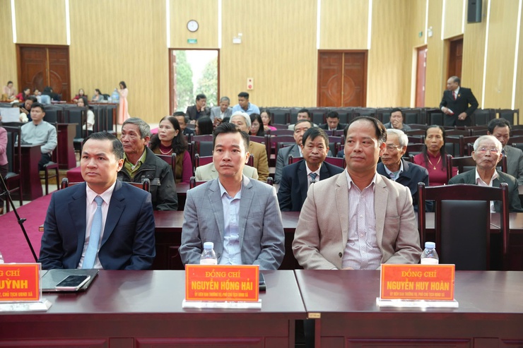 Đảng ủy xã Thanh Oai trao tặng 41 Huy hiệu đảng đợt 3/2/2026- Ảnh 8.