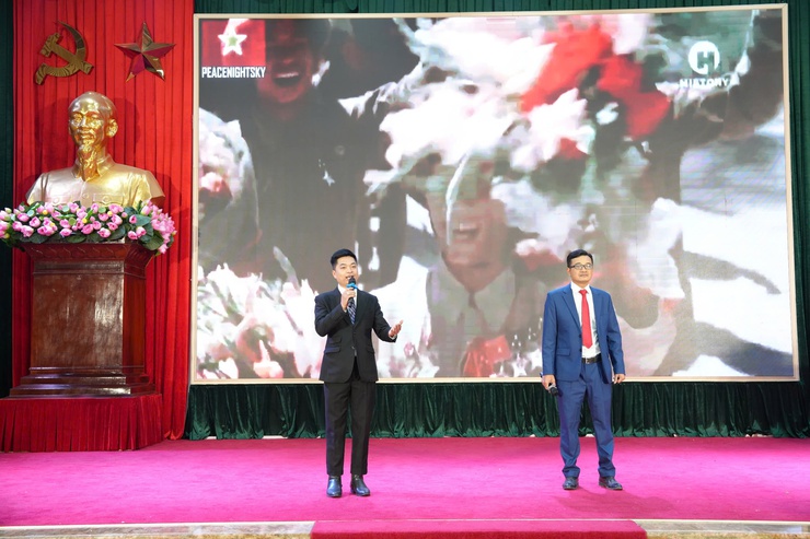 Đảng ủy xã Thanh Oai trao tặng 41 Huy hiệu đảng đợt 3/2/2026- Ảnh 3.