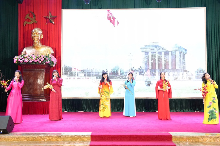 Đảng ủy xã Thanh Oai trao tặng 41 Huy hiệu đảng đợt 3/2/2026- Ảnh 4.