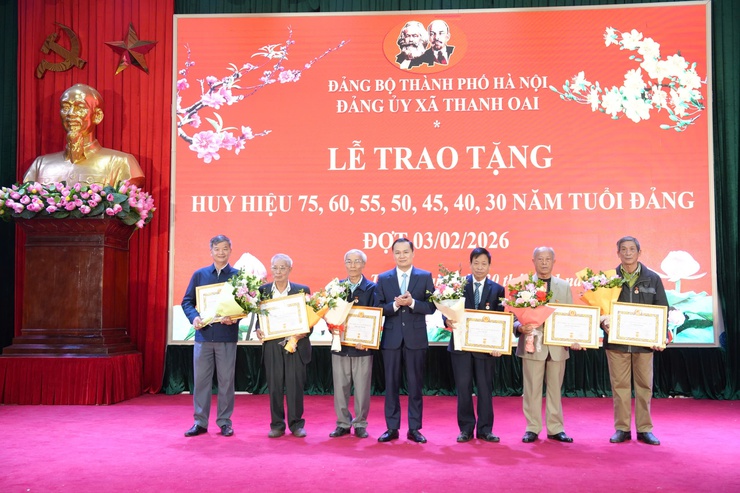 Đảng ủy xã Thanh Oai trao tặng 41 Huy hiệu đảng đợt 3/2/2026- Ảnh 13.