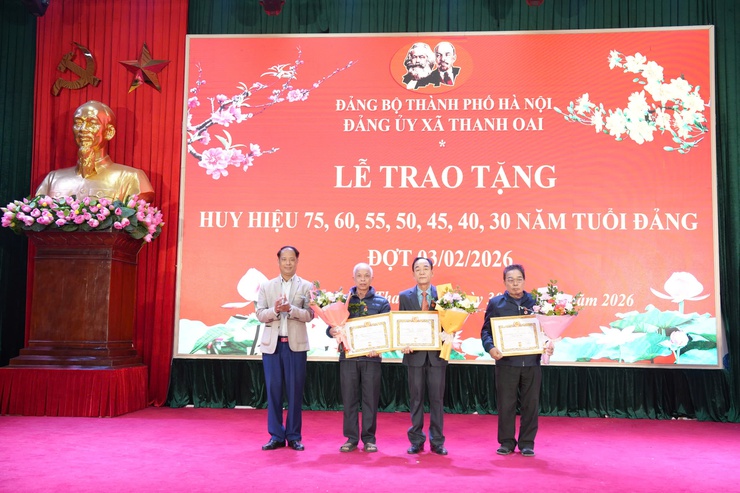 Đảng ủy xã Thanh Oai trao tặng 41 Huy hiệu đảng đợt 3/2/2026- Ảnh 14.